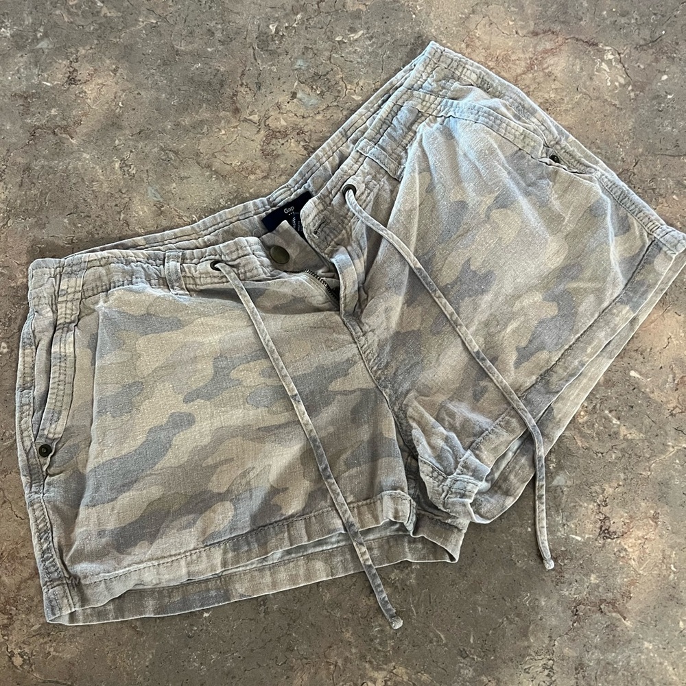 GAP Women's Gray Camouflage Cargo Shorts